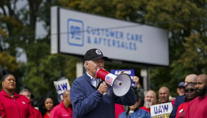 Paralysie dans l’industrie automobile US : J. Biden se joint aux grévistes au Michigan