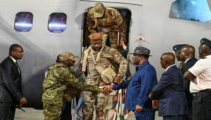 Le chef de la junte malienne gracie les soldats ivoiriens