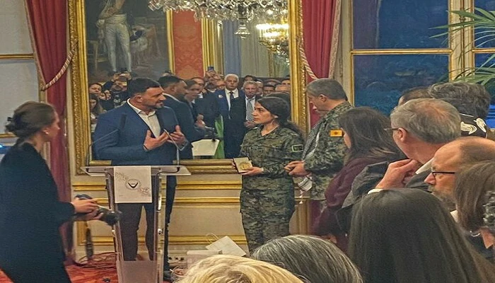 La France décore des membres des YPG
