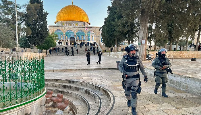 Les Israéliens investissent la mosquée Al-Aqsa