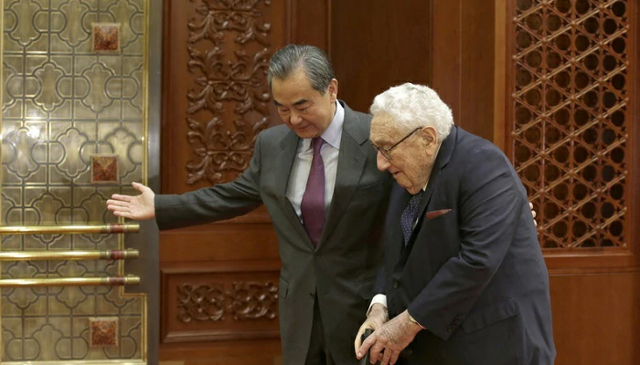 H. Kissinger à Pékin : Difficile d’endiguer la Chine, assure Y. Wang