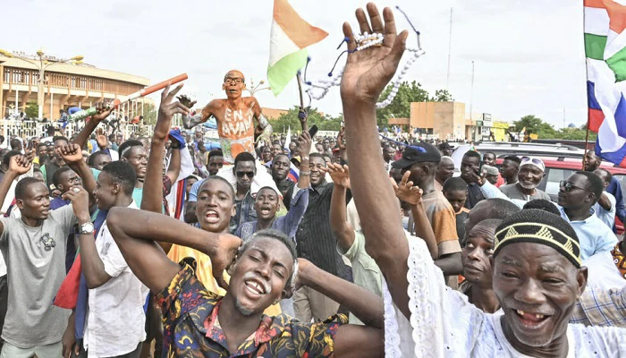 Niamey sous haute pression : Les putschistes ferment le ciel du Niger