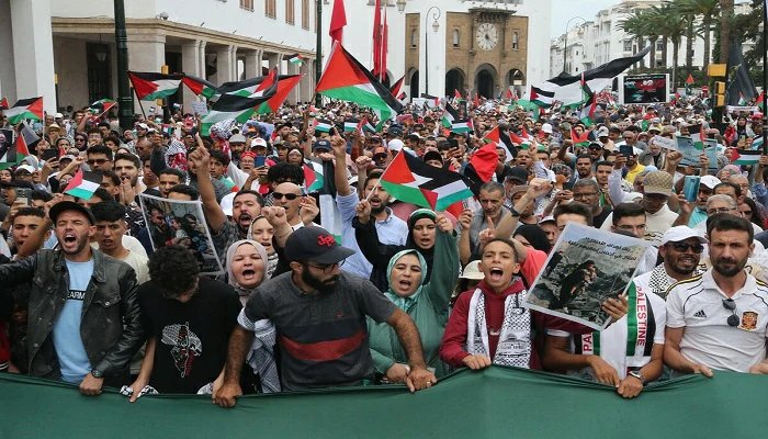 Le Maroc solidaire des Palestiniens : Les photos d’E. Macron incendiés à Tanger
