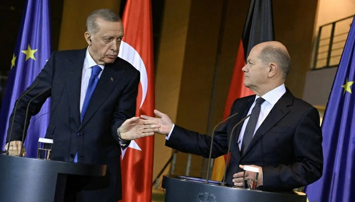 R.T. Erdogan parle d’Holocauste à Berlin : « Nous n’avons pas de dette psychologique » à l’égard des juifs