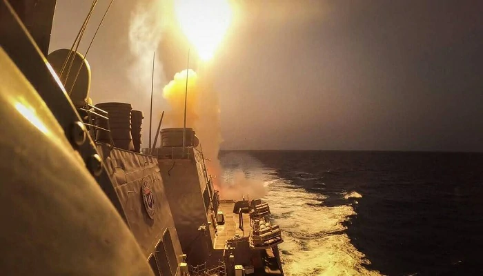 Raids américano-britanniques sur Hodeïda : Un nouveau navire britannique touché par l’armée yéménite
