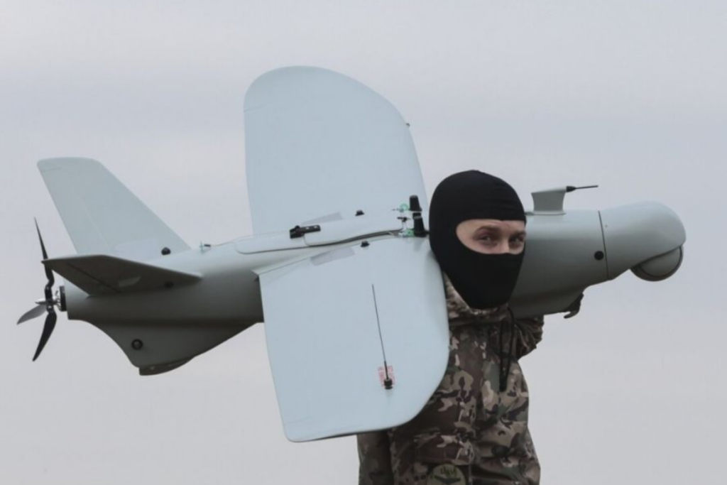 Les drones ukrainiens toujours actifs dans le ciel russe : Un dépôt pétrolier prend feu à Rostov