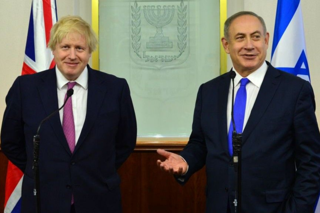 B. Johnson se « déchaine » dans ses mémoires : L’ancien Premier ministre britannique s’en prend à Israël. Son ami « Bibi » l’espionnait depuis ses latrines !