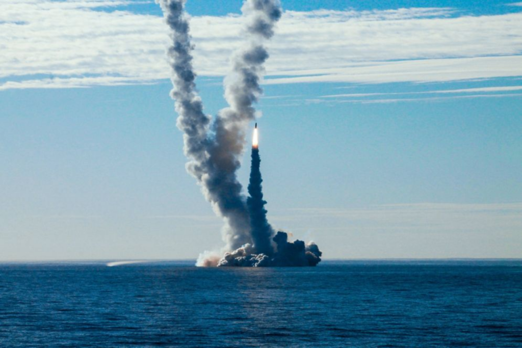 Triade nucléaire : V. Poutine supervise des exercices des forces nucléaires : Missiles balistiques et bombardiers stratégiques de la partie