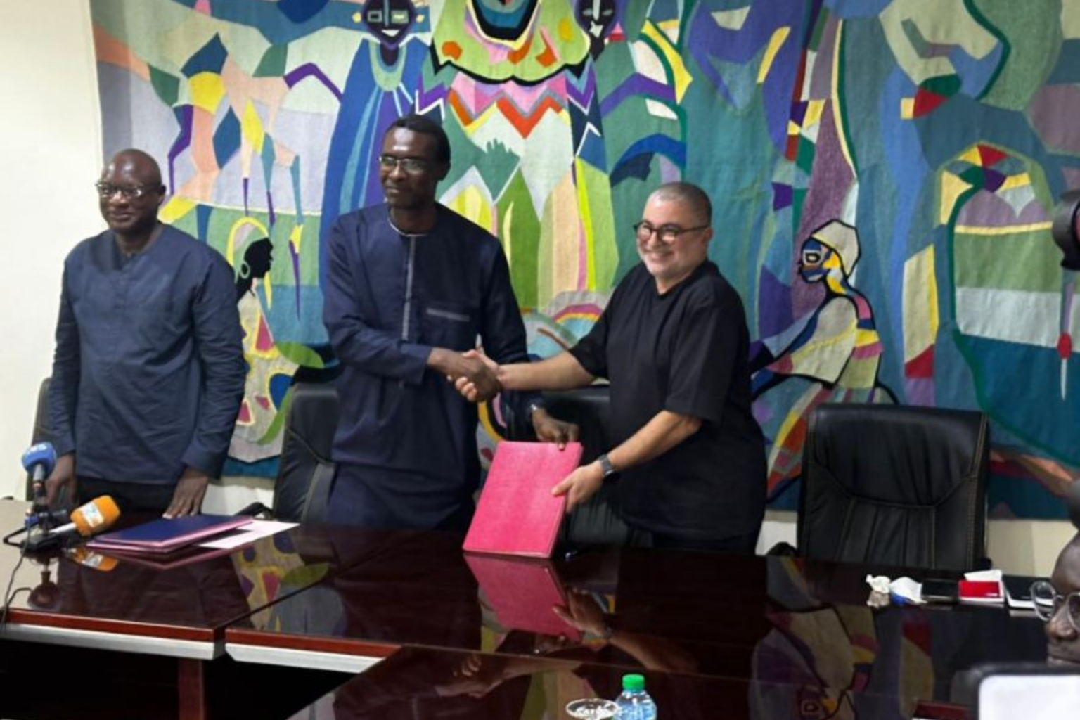 Vernissage de l’œuvre « Dans le Même Bateau » : M. Binebine immortalisé à l’ile de Gorée 