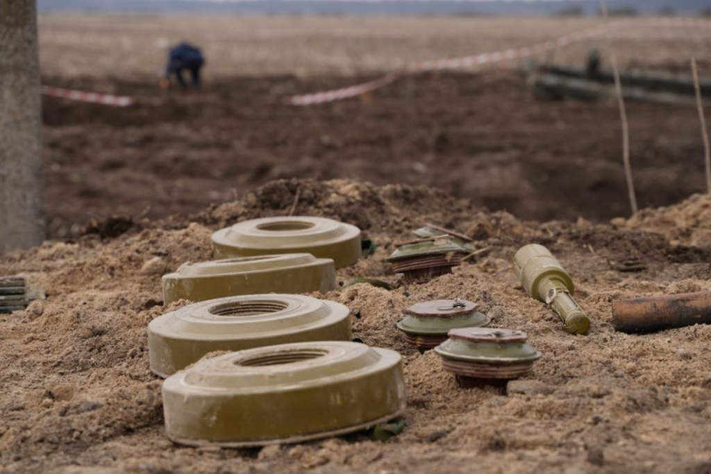 Marchands de la mort : Interdiction des mines antipersonnel. Le traité d’Ottawa sous la loupe au Cambodge...