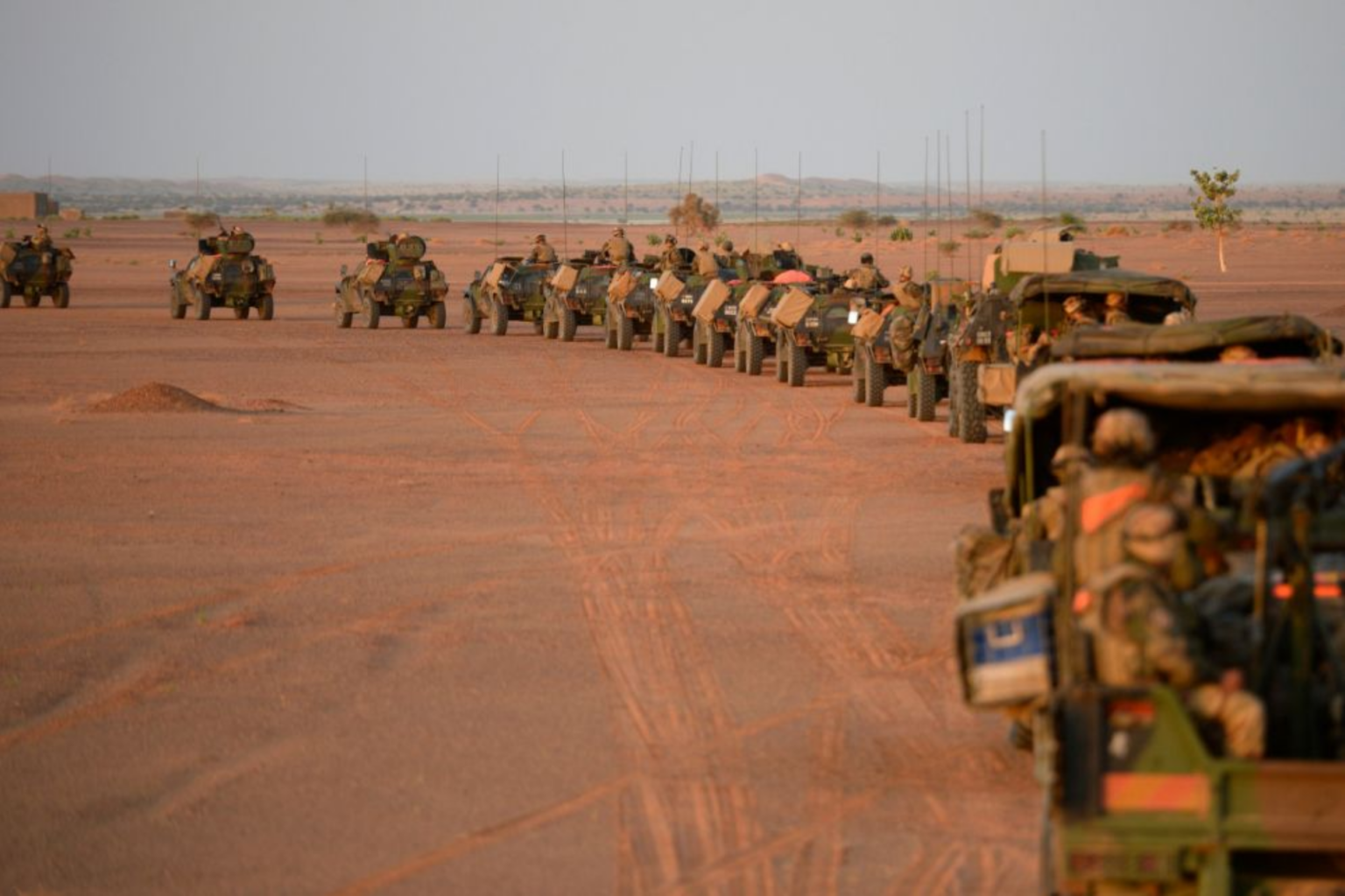 La présence armée de la France en Afrique condamnée : Dans le sillage des pays du Sahel, N’Djamena met fin à sa coopération militaire avec Paris