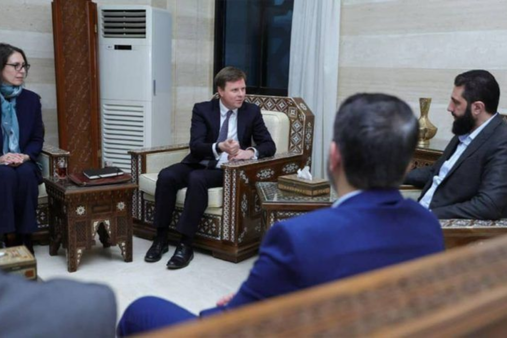 Les occidentaux se bousculent aux porte de Damas : Tel-Aviv profite de leur duplicité pour s’implanter. Les autres capitales exigent le départ de la Russie et de l’Iran