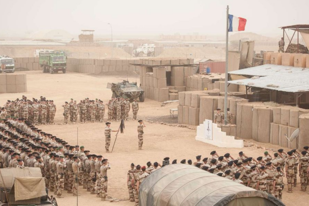 Déclin de la présence française en Afrique : E. Macron à Mogadiscio. N’Djaména exige le retrait total de l’armée française de son sol