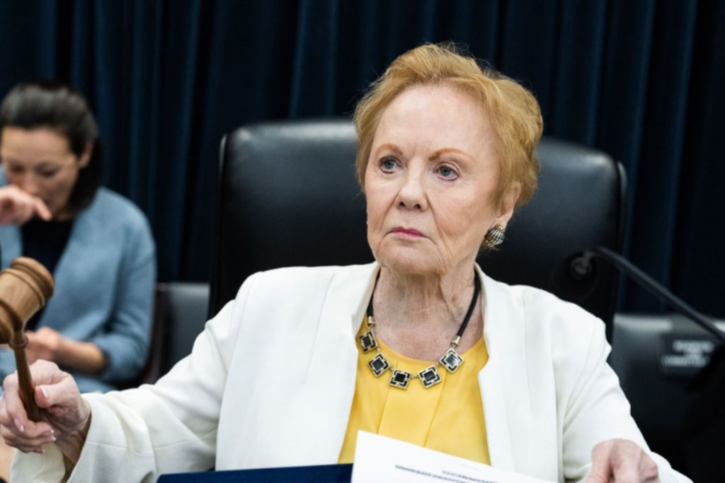 Gérontocratie scandaleuse aux USA : Alors qu’elle percevait son salaire. Une élue du Texas retrouvée dans une maison de retraite