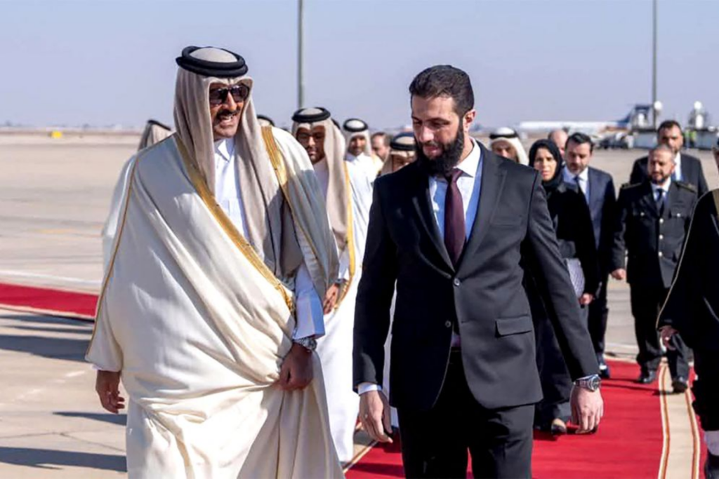 Transition chaotique en Syrie : Le Qatar se positionne pour la reconstruction du pays. Les Saoudiens félicitent A. al-Chareh, désormais Président