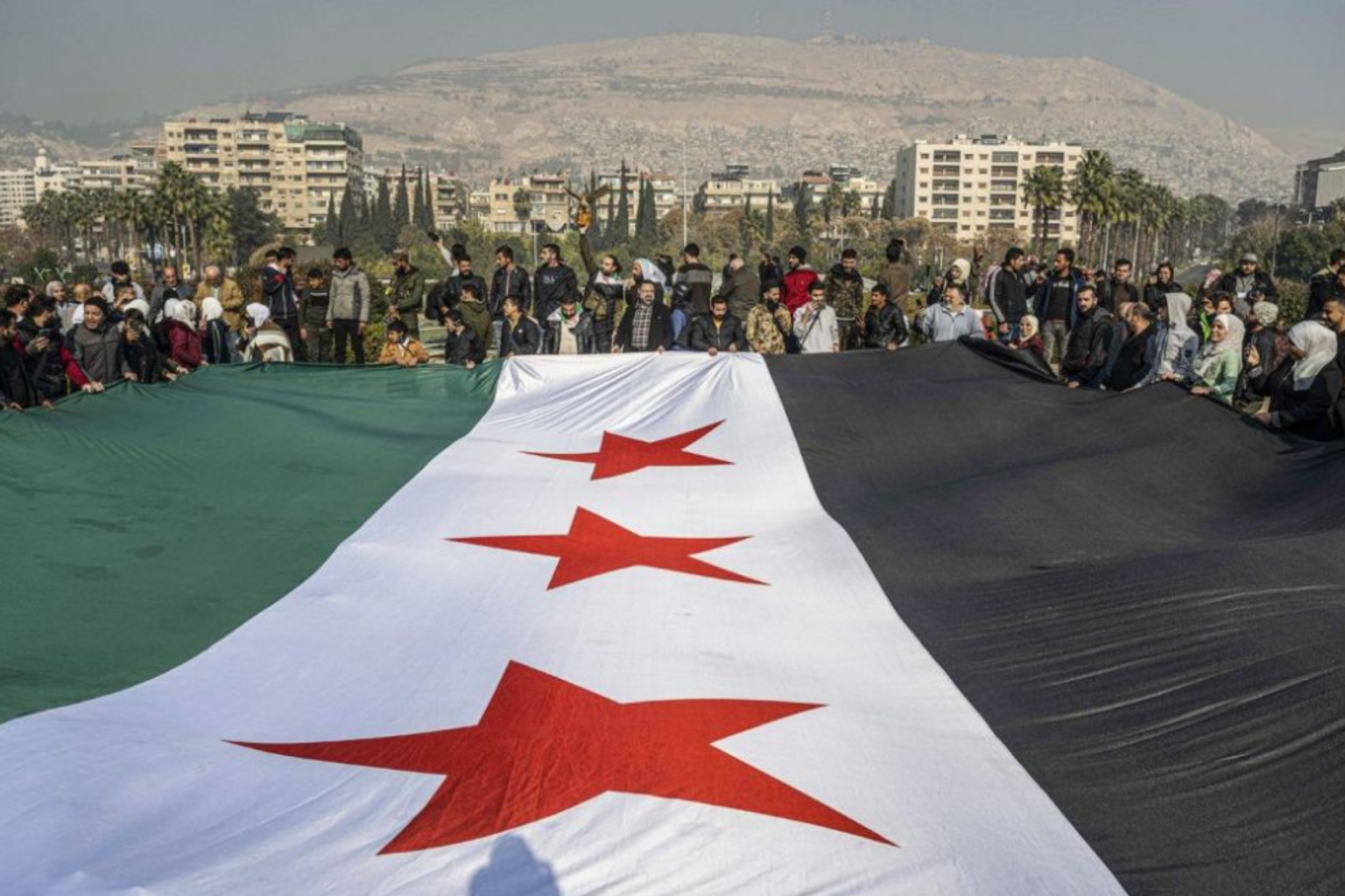 Transition chaotique en Syrie : Levée partielle et conditionnée des sanctions. Washington a affranchi Damas...