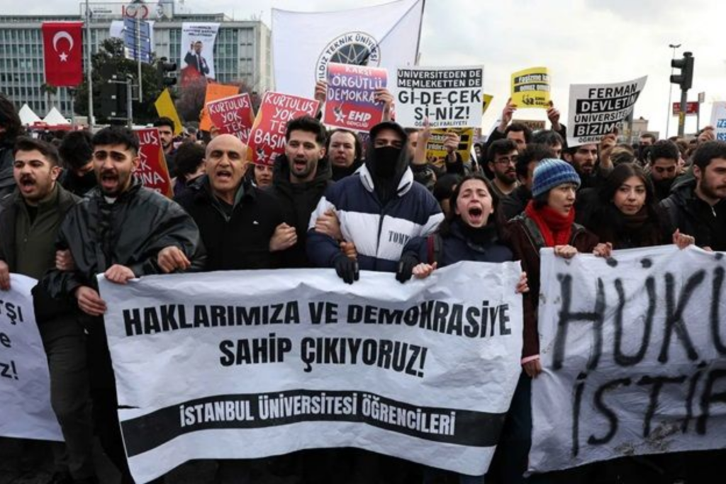 Tension politique en Turquie : Après l’arrestation d’E. Imamoglu, le CHP et l’AKP s’étripent !