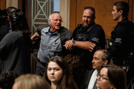 Dénonciation du génocide israélien à Washington : B. Cohen expulsé manu militari du Congrès US. Le septuagénaire juge scandaleux le soutien américain à Tel-Aviv
