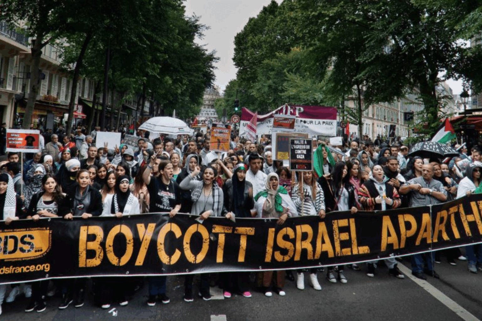 Solidarité avec Gaza : Aux USA, fronde contre l’ « IGO Anti-Boycott Act ». En France, colère contre l’interdiction d’Urgence Palestine