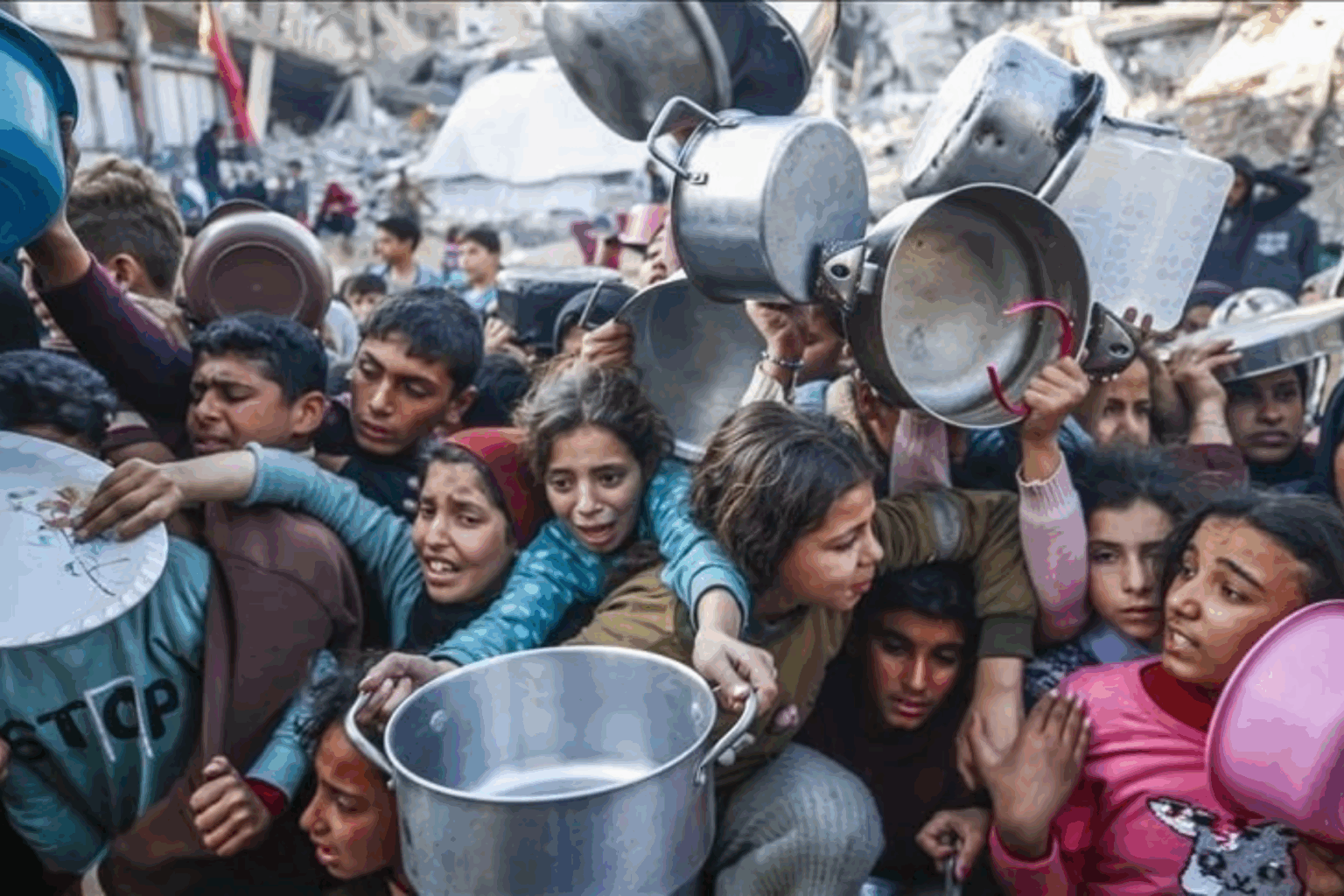 L’armée sioniste persiste dans ses crimes contre les Gazaouis : Tollé après des tirs contre des diplomates en Cisjordanie