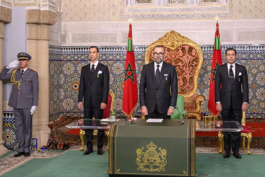 26è anniversaire de la Fête du Trône : Discours royal et cérémonie d’allégeance depuis M’diq. Appel pressant à un sursaut national pour corriger les déséquilibres