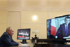 V. Poutine et E. Macron reprennent langue : Alors que l’armée russe grignote de plus en plus de terrain. L’hôte de l’Elysée réaffirme son soutien à Kiev.