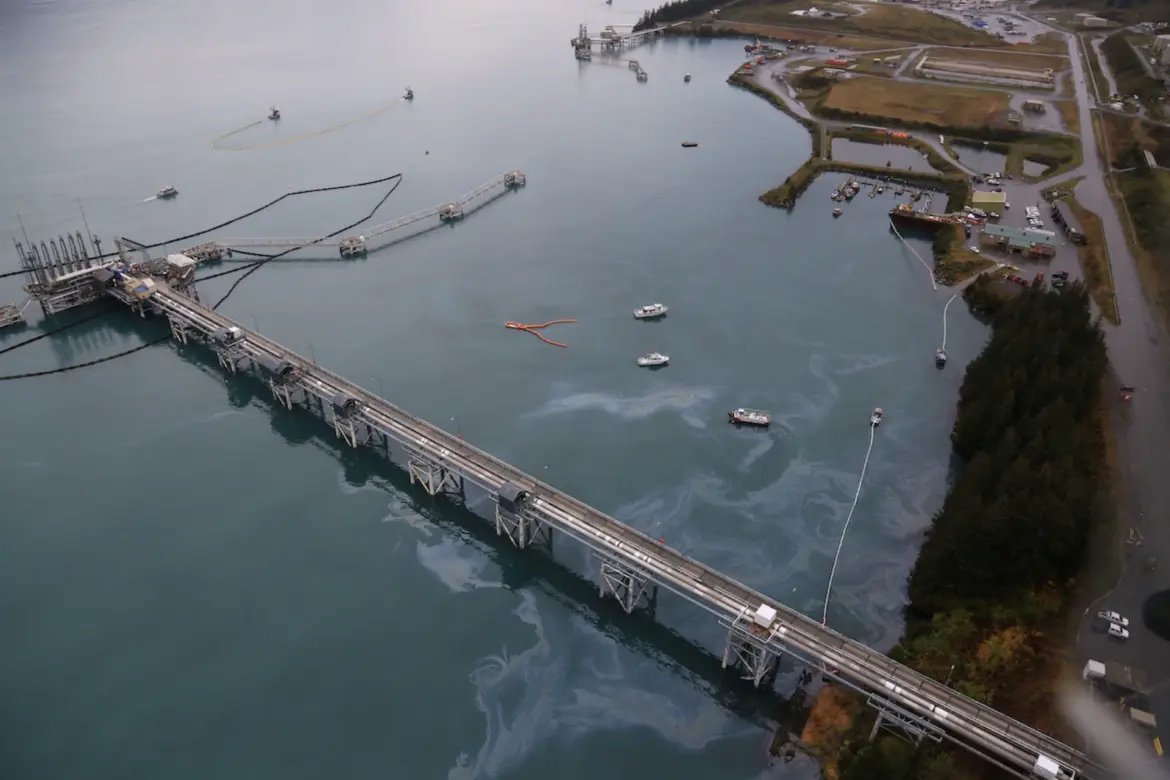 Hydrocarbures et matériel de guerre débarqués à Ashkelon : Le pavillon grec au service d’Israël