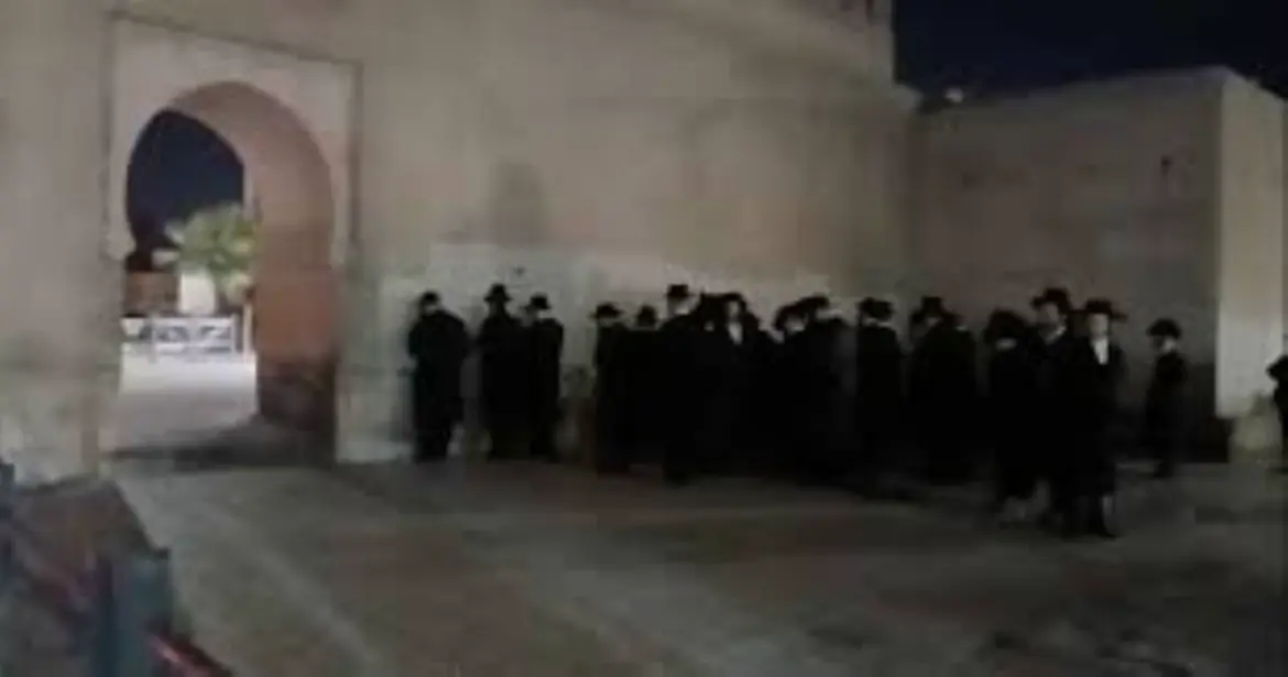 Des Haredim prennent d’assaut Bab Doukkala : Des Marocains dénoncent une « délocalisation » du Mur des Lamentations à Marrakech
