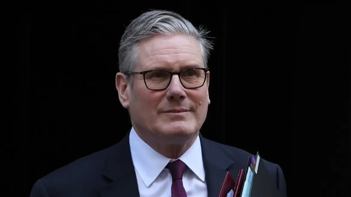 Le scandale J. Epstein empoisonne le mandat de K. Starmer : La tête du leader travailliste réclamée par l’opposition britannique !