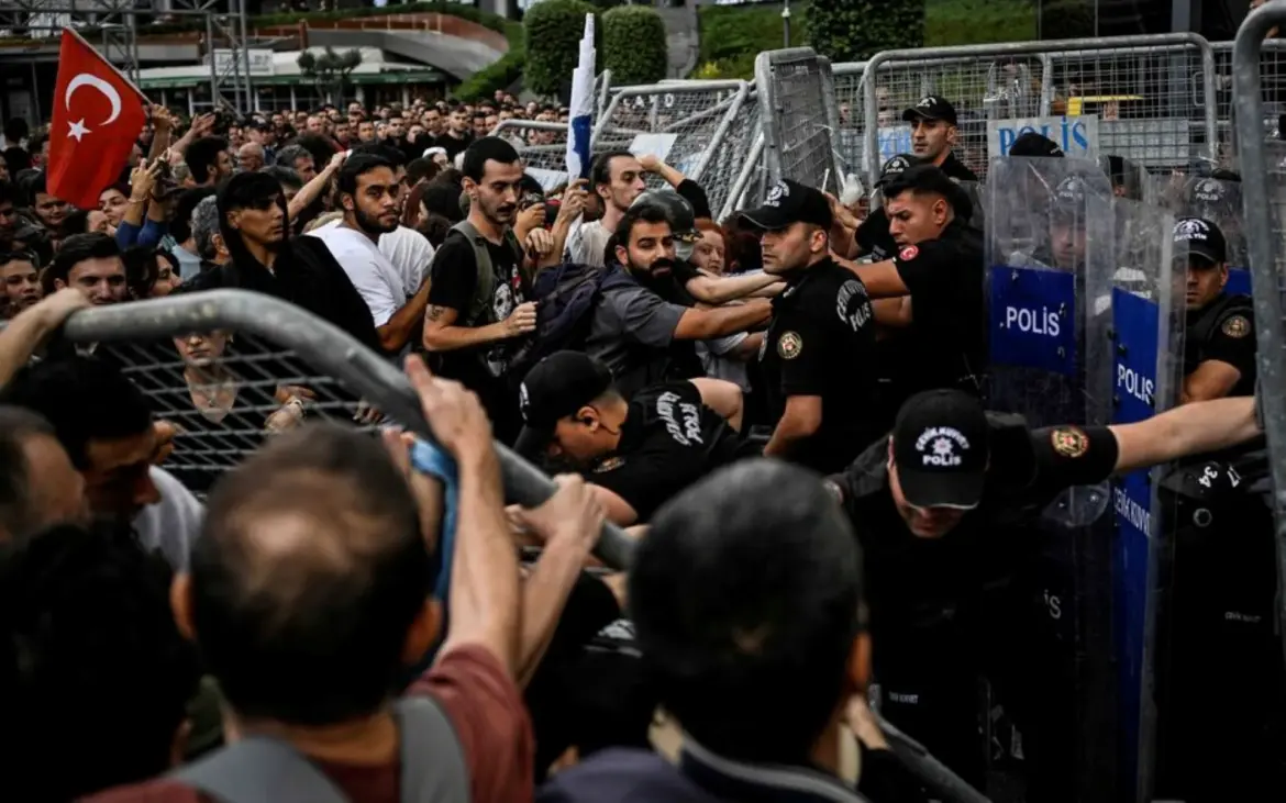 Répression en Turquie : Vague de poursuites contre les élus du CHP