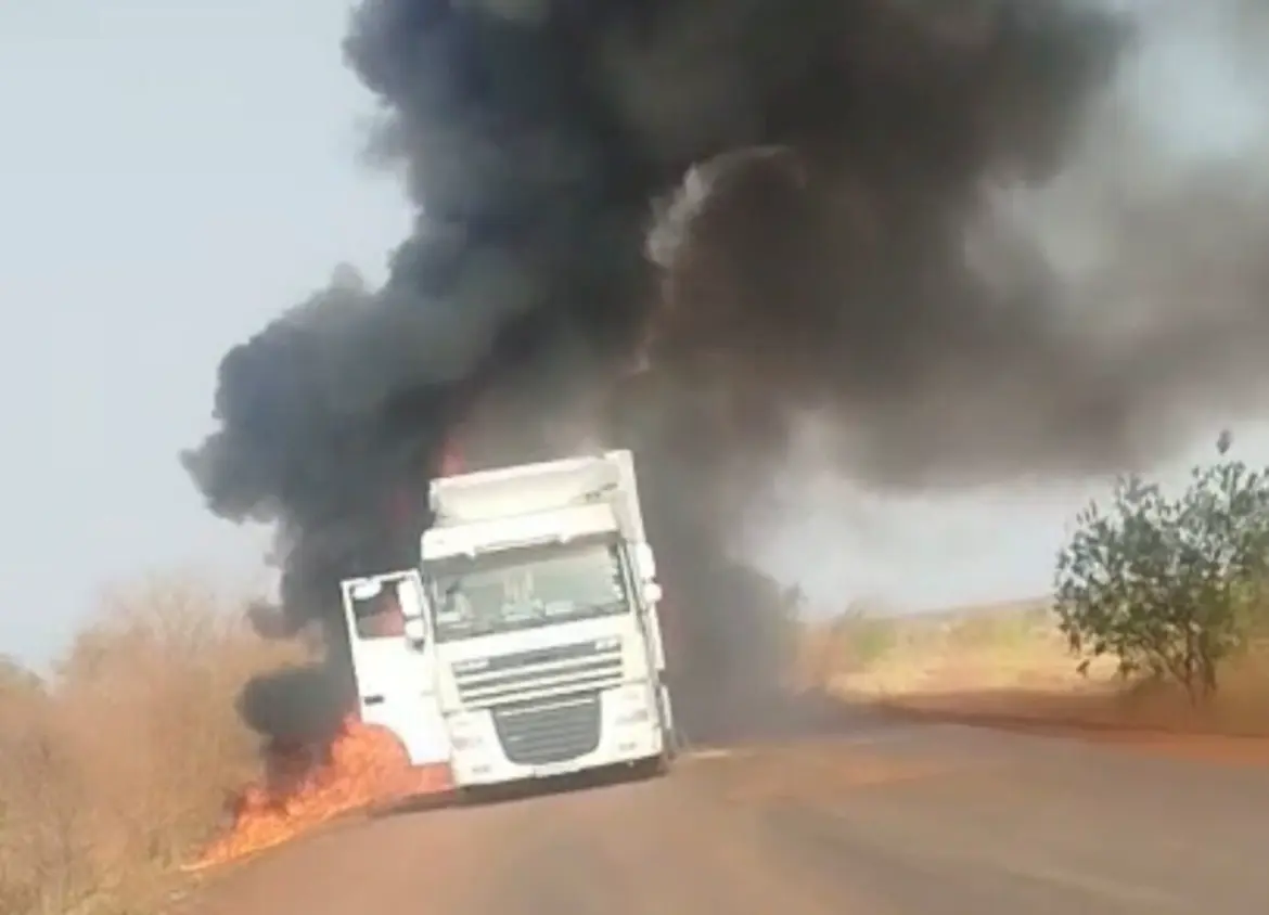 Instabilité au Mali : Des camions marocains incendiés