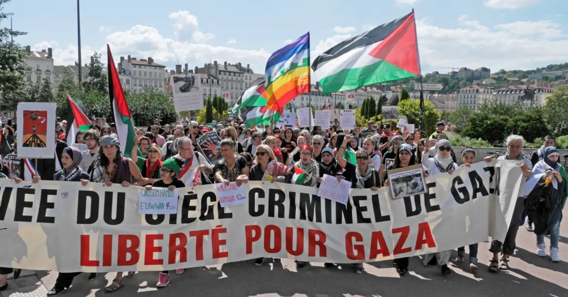 La chasse aux pro-palestiniens en France : L’arme des avoirs gelés gagne du terrain