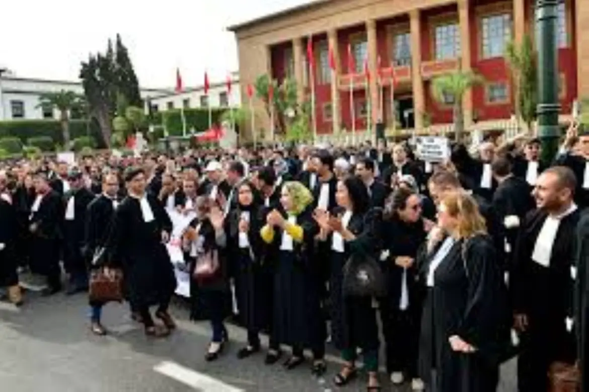Les avocats ne décolèrent pas : Sit-in des robes noires à Rabat devant le siège du parlement