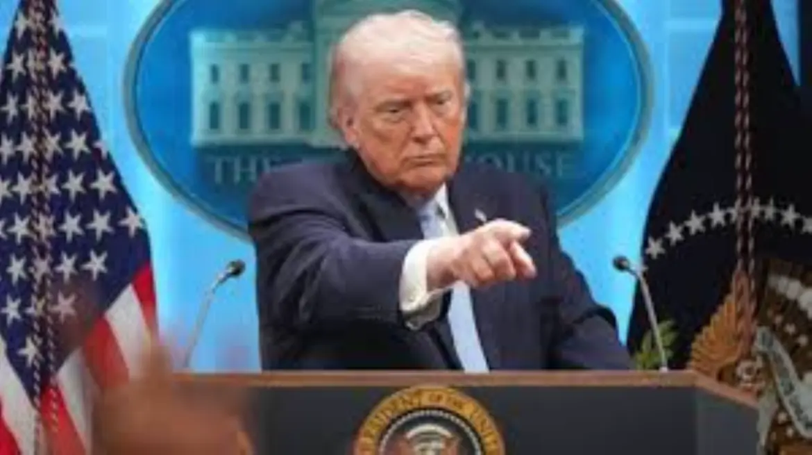 Un Apache chute dans le détroit d’Ormuz : D. Trump y voit une raison pour attaquer l’Iran
