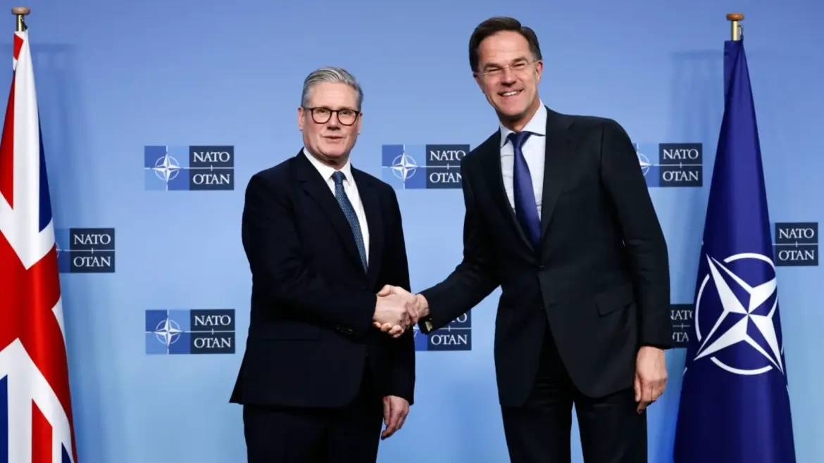 K. Starmer convoite l’OTAN : Atterrissage contrôlé ou parachute doré…