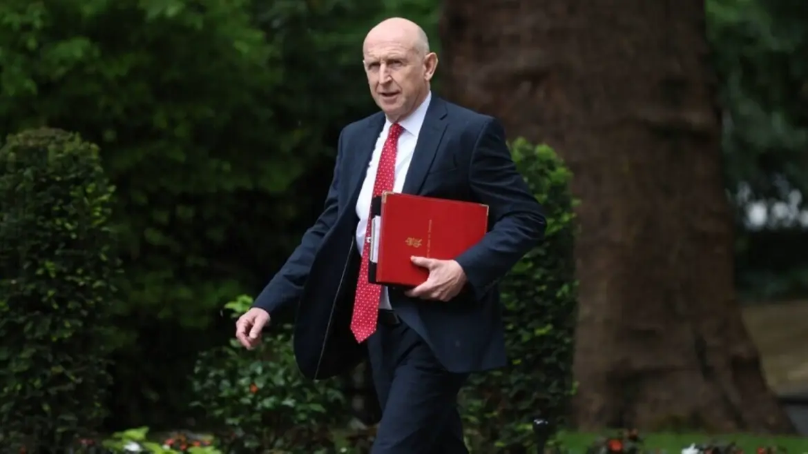 Hémorragie continue dans l’Exécutif britannique : Le ministre de la Défense fait défection