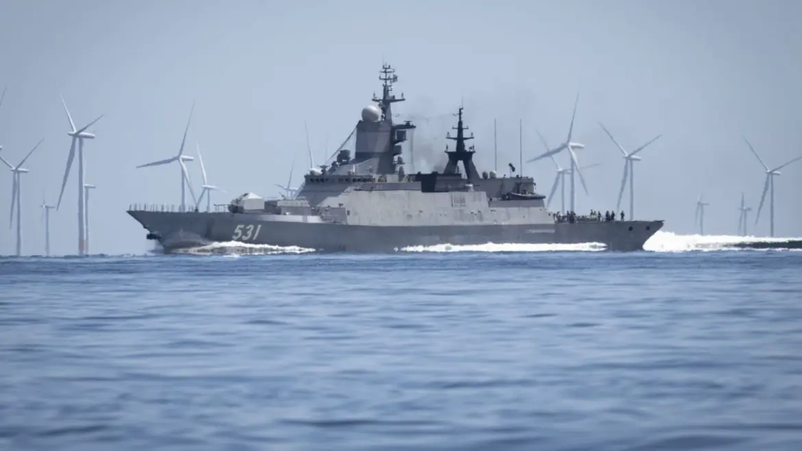 Un navire russe manœuvre au large de Plymouth : Un exercice suivi de près par la Royal Navy