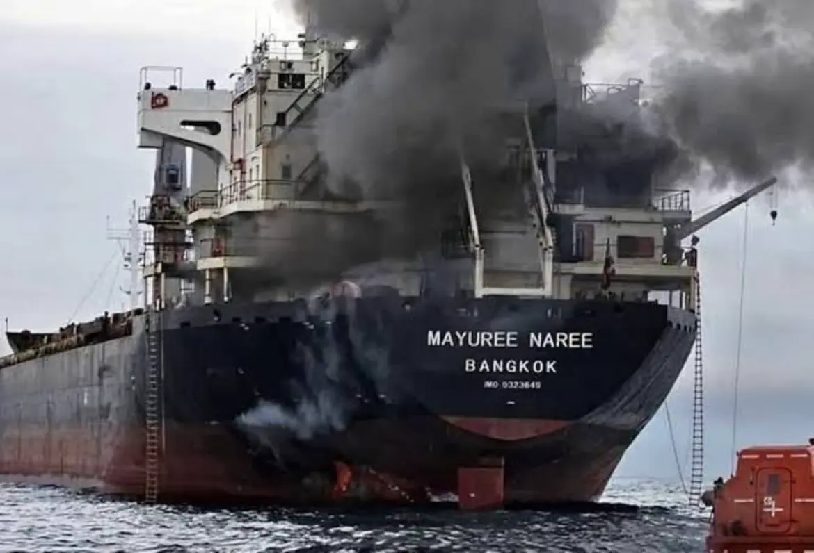 La vigilance des Iraniens ne s’est pas relâchée en plein période des obsèques du guide la révolution iranienne tué dans une frappe israélo-américaine. Pour Téhéran, le contrôle de la navigation dans le détroit d’Ormuz relève de sa seule compétence. Des bateaux qui n’ont pas suivi les consignes ont ainsi été frappés alors que Donald Trump menace de recourir, une fois de plus, à la force pour faire plier les Iraniens. Cette instabilité dope les prix des produits pétroliers.