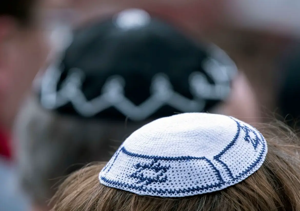 La guerre du chef en France : Diaboliser le foulard plus que la kippa !