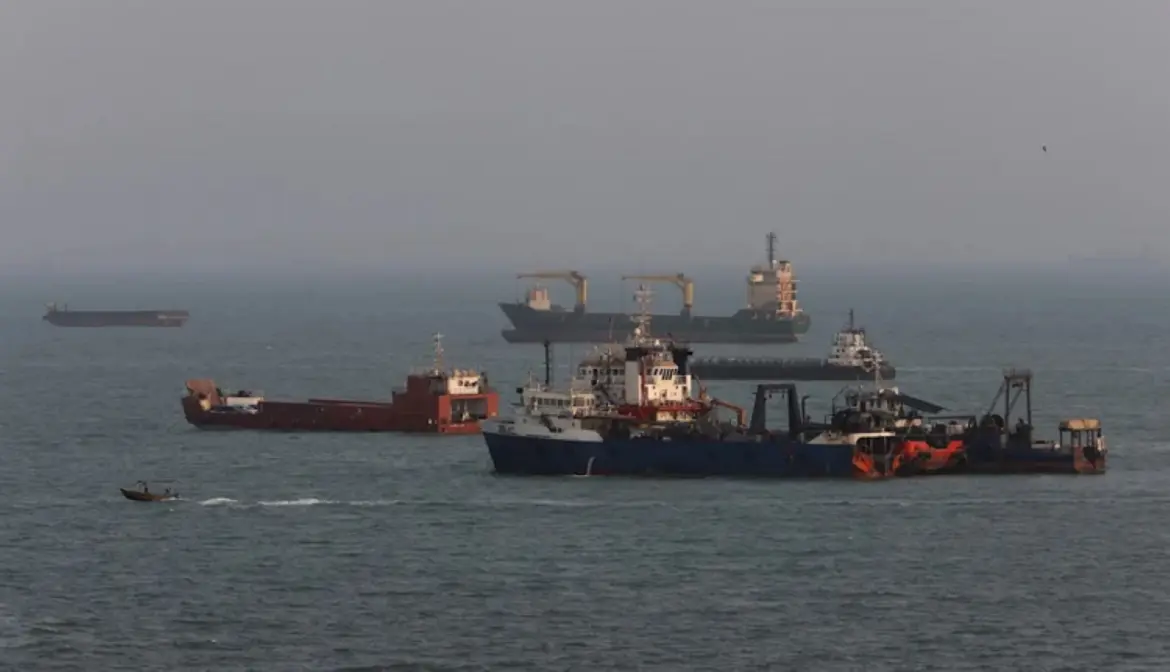 Baisse drastique du trafic à Ormuz : Un tanker émirati en feu